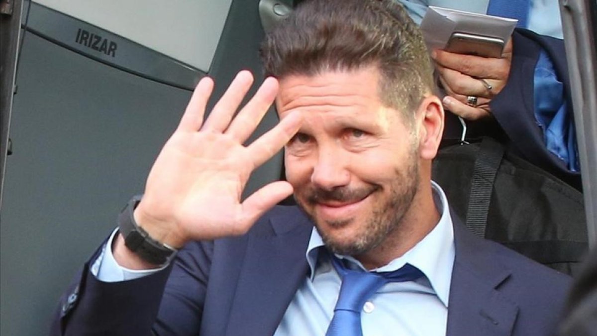 Simeone saluda a los aficionados tras la llegada del Atlético a Milán.
