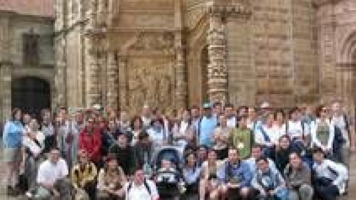 Los peregrinos posaron para una foto de familia ante la Catedral de Astorga