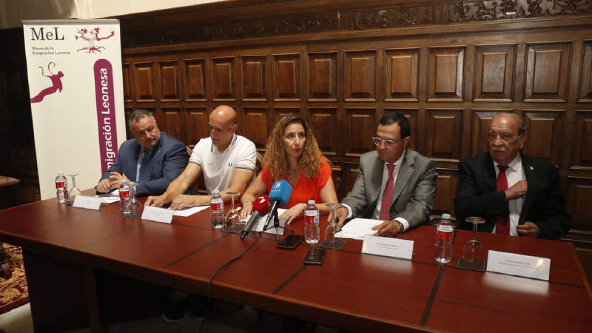 La rueda de prensa de presentación de la visita virtual del MEL, encabezada por Nuria Alonso, la directora del museo. FERNANDO OTERO