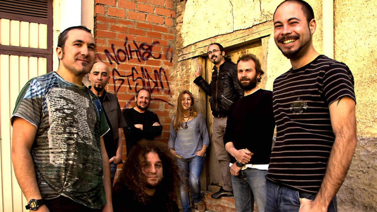 Los actuales ocho componentes de la banda leonesa de folk Sog. Tomás García (gaita y whistles) es el primero por la izquierda. DL