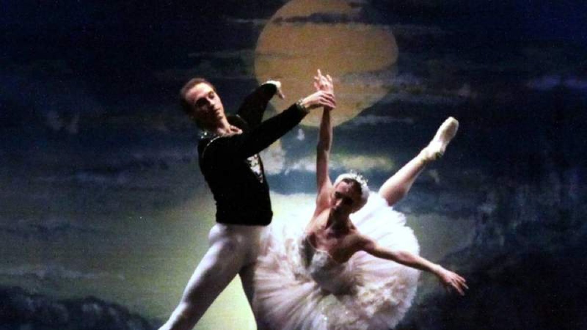 Una escena del conocido ballet ‘El lago de los cisnes’, que vuelve esta noche al Auditorio Ciudad de León. BNR