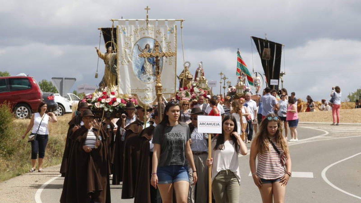 Cada pueblo desfila con el santo al que encomienda su protección. MARCIANO PÉREZ