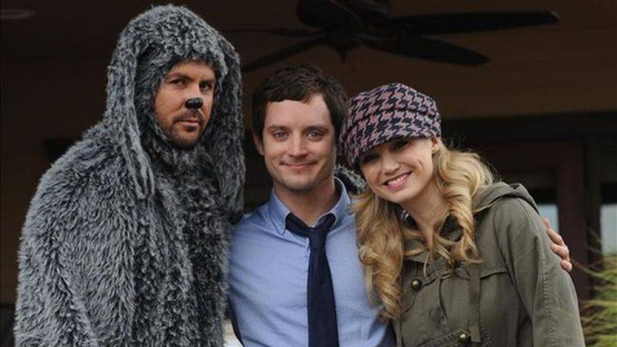 Jason Gann , Elijah Wood y Fiona Gubelmann, protagonistas de la telecomedia de Fox 'Wilfred'.