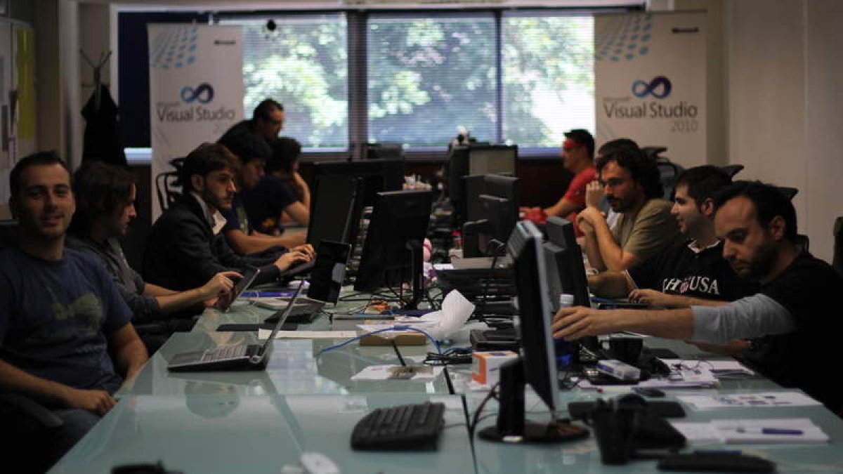 El equipo de Plain Concepts junto con alguna imagen identificativa de su marca de viodeojuegos.