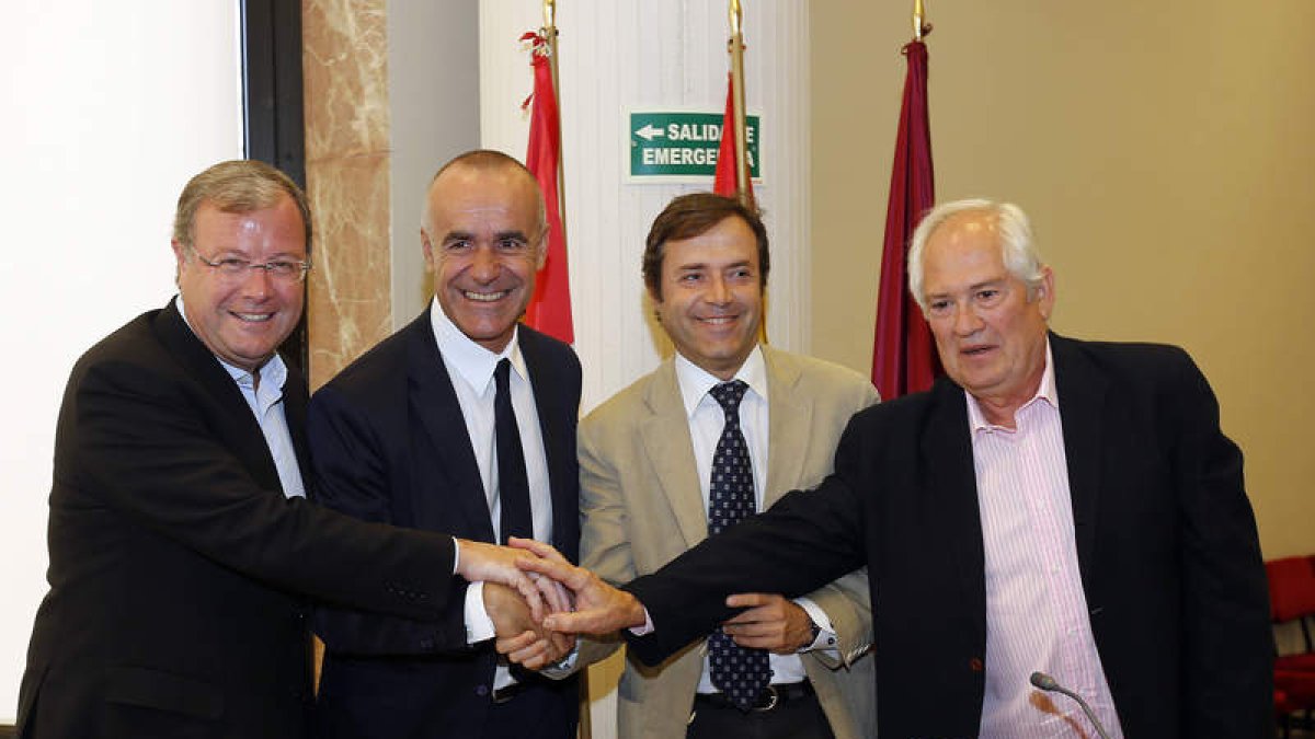 Silván, Muñoz Molina, Javier Rodríguez y Guillermo García, ayer en la delegación de la Junta. MARCIANO