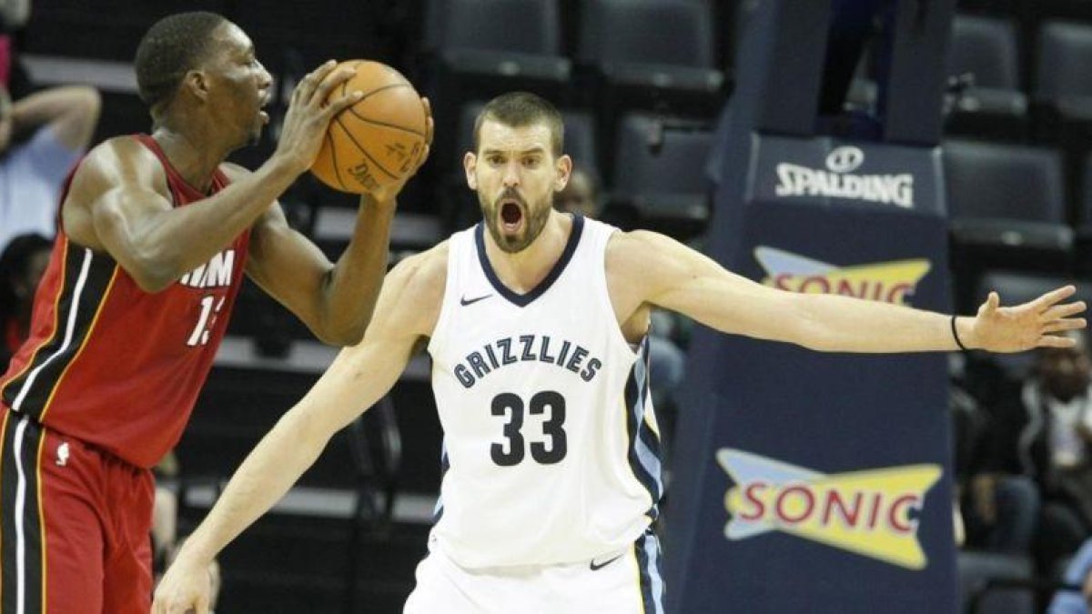 Marc Gasol defiende ante Bam Adebayo en el Memphis-Miami Heat.