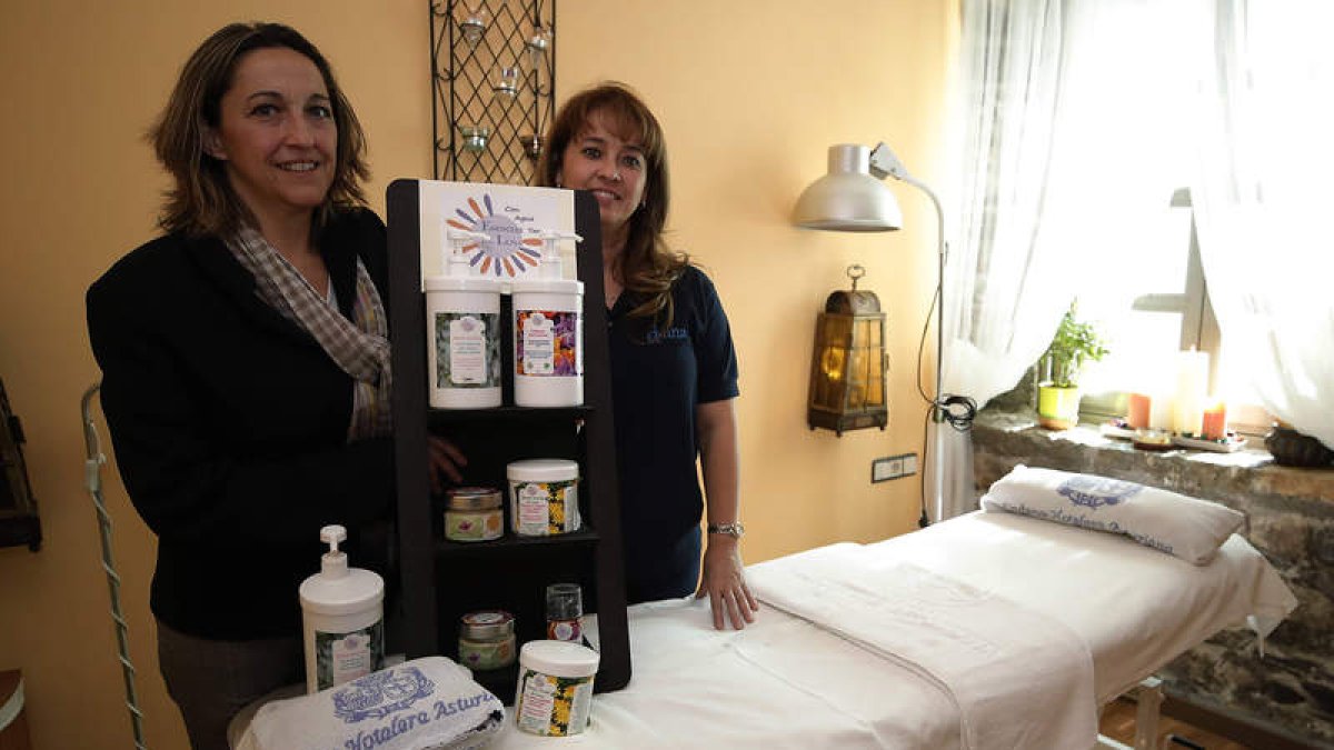 Ainhoa Mendizábal y Judith Galindo, en una de las salas de masaje del Balneario de Caldas de Luna, con los productos cosméticos de Esencias de Luna.