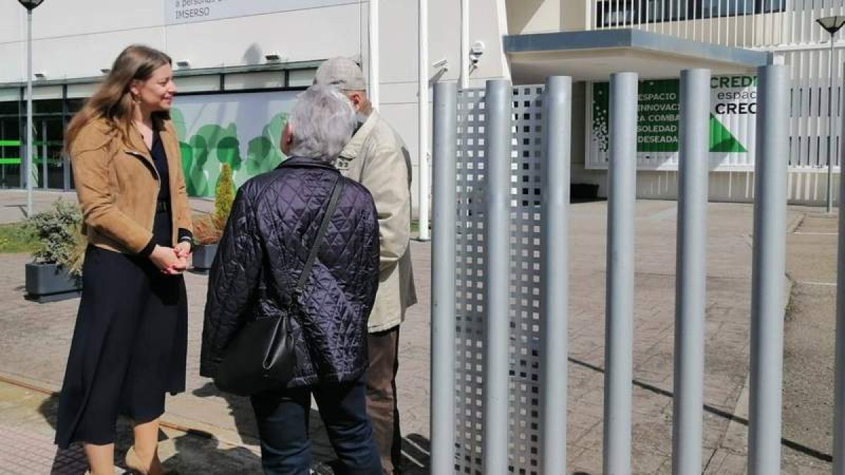 Muñoz conversa con usuarios a las puertas del centro. DL