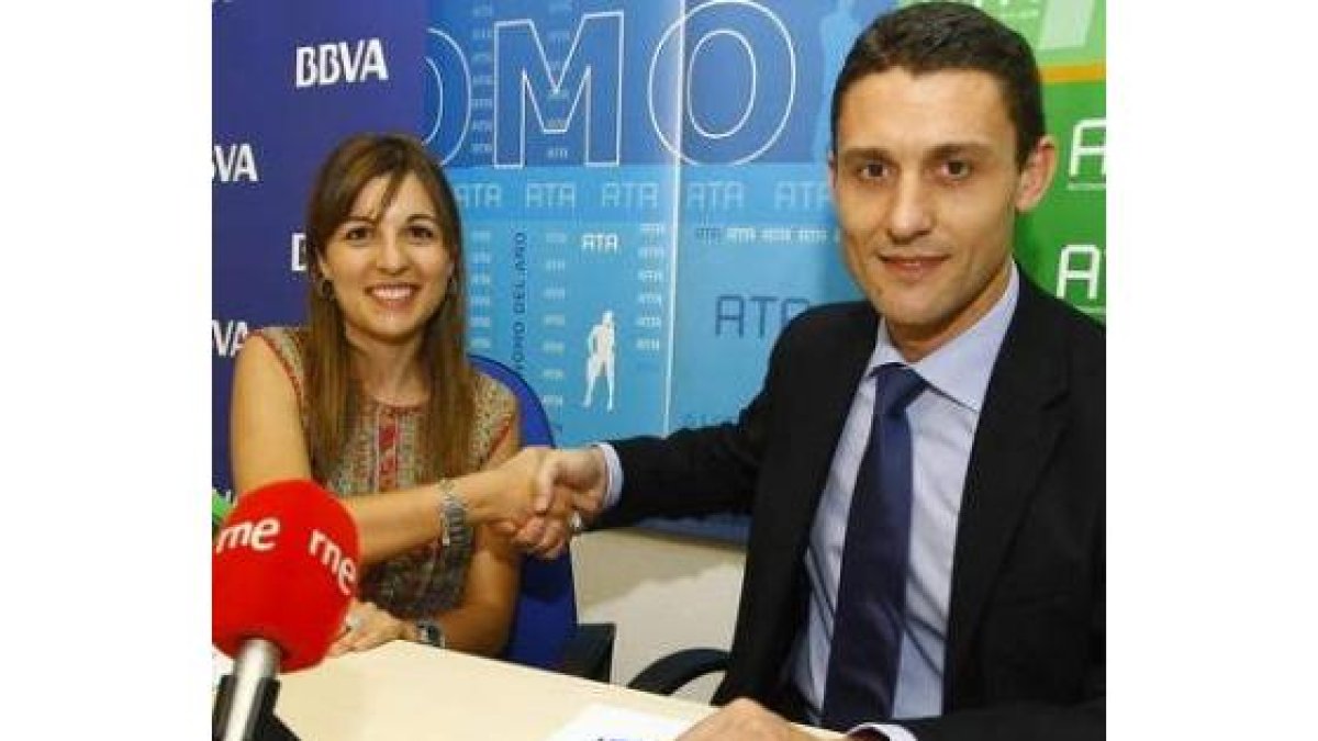 Soraya Merayo y José Luis Serrano, tras la firma del convenio.