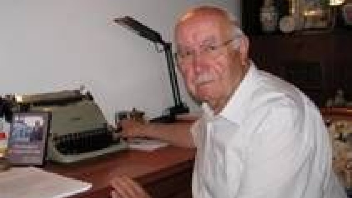 Virgilio Díaz Vega con su inseparable máquina de escribir y el vídeo del homenaje que recibió