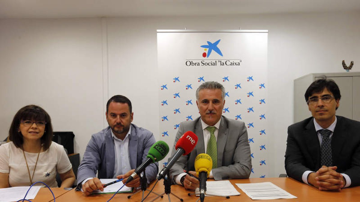 Los responsables de Autismo León y la Obra Social La Caixa.