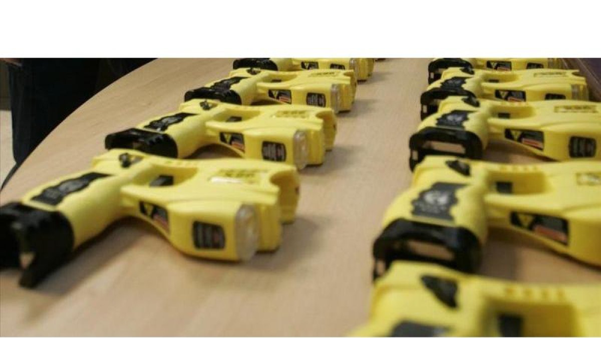 Pistolas Taser distribuidas en una comisaría de policía en Niza.