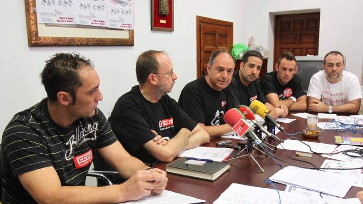 Los líderes sindicales en León en la convocatoria del paro junto a los mineros encerrados.