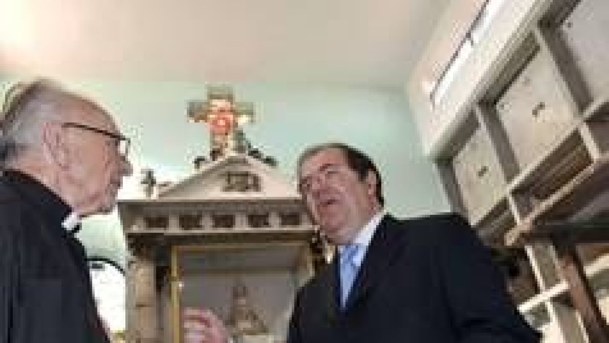 El presidente Herrera, durante su visita ayer al panteón burgalés del Cementerio de La Habana