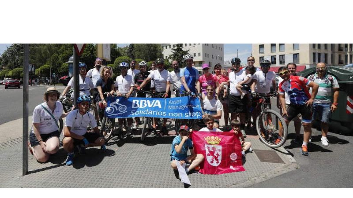 Trabajadores del BBVA que recorren el Camino de Santiago en bicicleta para recudar fondos para el síndrome de Down. JESÚS F. SALVADORES