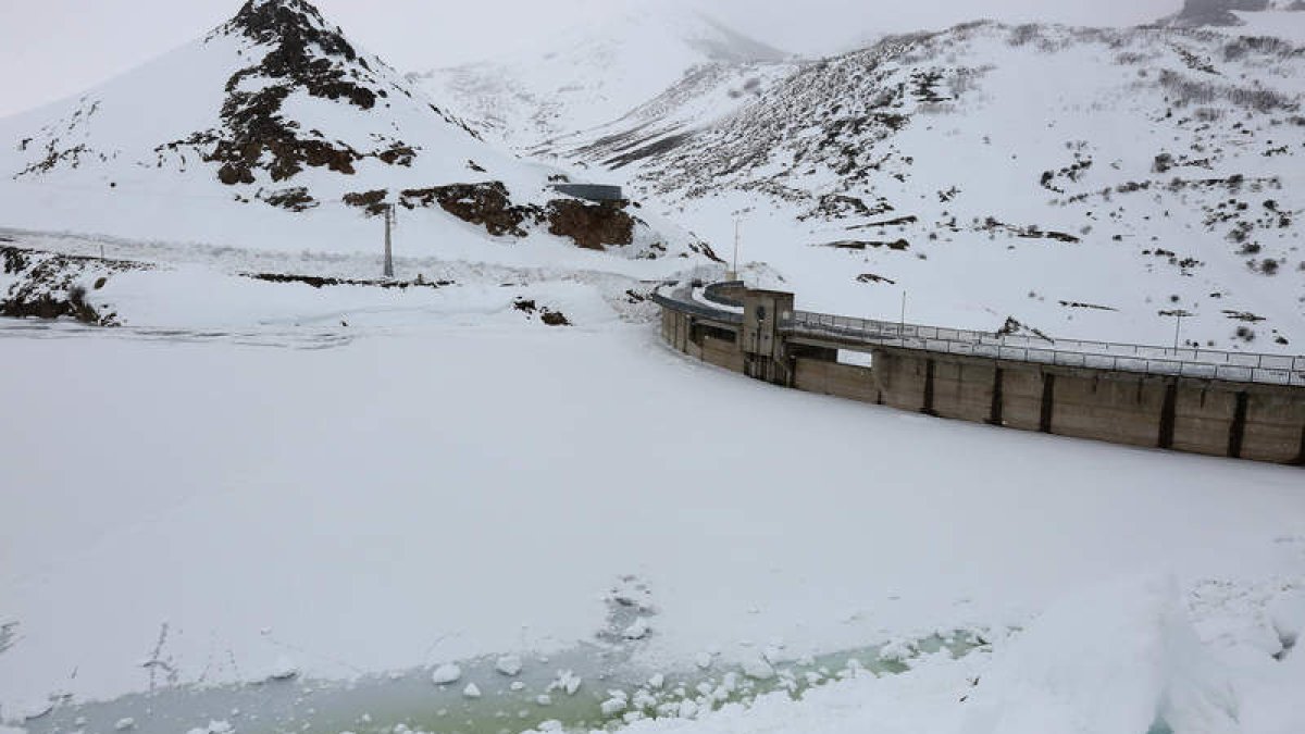 La presa de Casares de Arbas presentaba ayer esta gélida imagen, con sus aguas totalmente heladas.