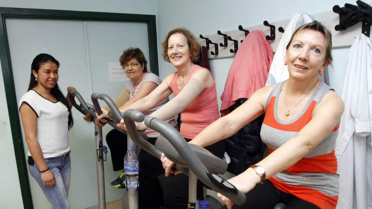 Las mujeres operadas de cáncer de mama que participan en este proyecto, en los gimnasios de la Universidad de León.