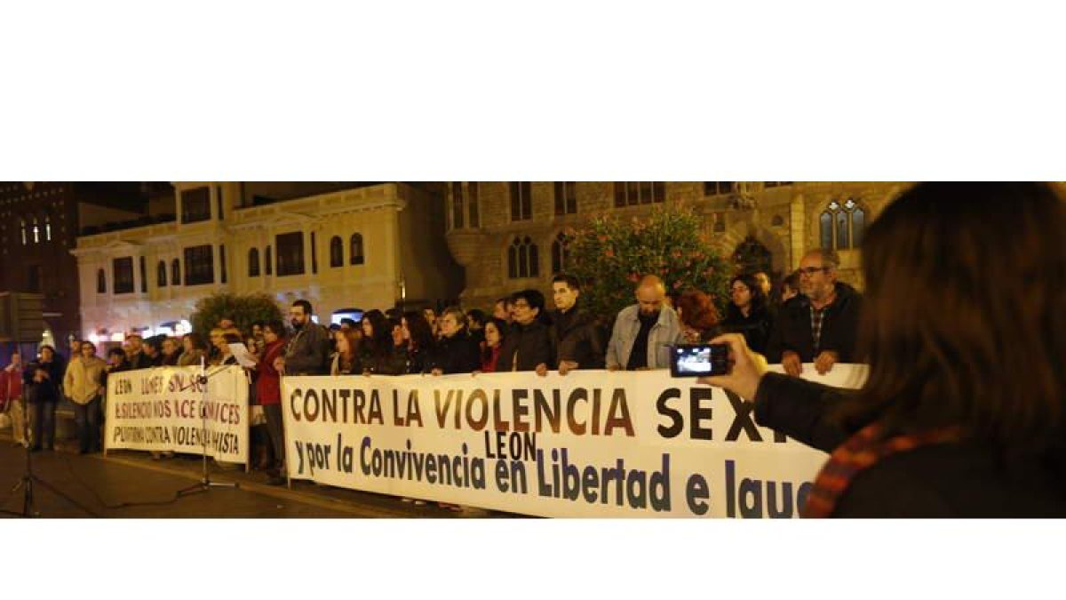 La plataforma de León Lunes sin Sol lleva diez años de acción contra los crímenes machistas y cada vez hay más hombres