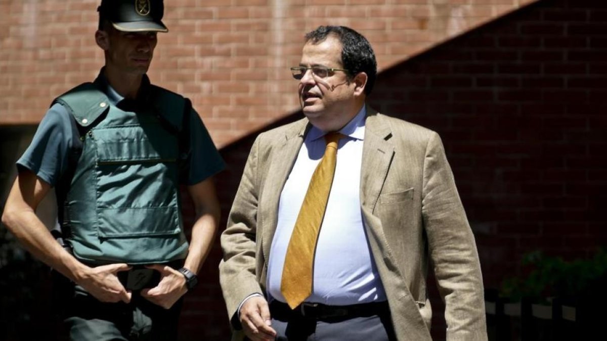 Joan Ignasi Elena tras salir de declarar del cuartel de la Guardia Civil de Barcelona