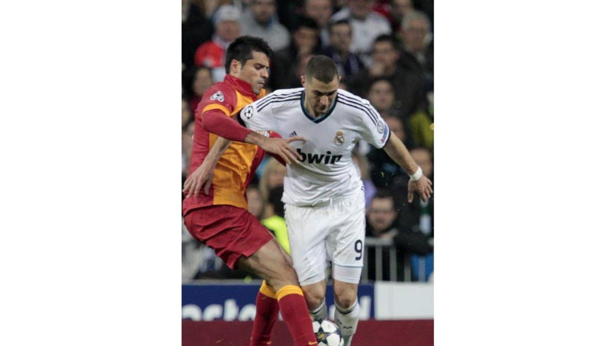 Karim Benzema, a la derecha, disputa el balón al defensa del Galatasaray Gökhan Zan.