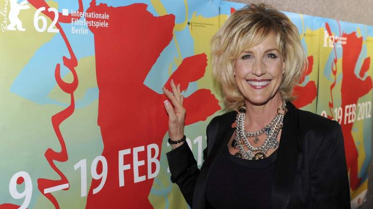 Arriba, la actriz Julia Roberts durante una escena de la película Erin Brockovich. A la derecha, la activista estadounidense, a su llegada al aeropuerto internacional de Toncontin para recibir un reconocimiento del Gobierno hondureño por su labor a favor