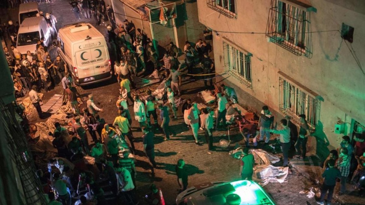 Al menos 30 muertos en un atentado en el sureste de Turquía AFP / AHMED DEEB Ambulancias en el lugar del atentado en la ciudad turca de Gaziantep durante la celebración de una boda.