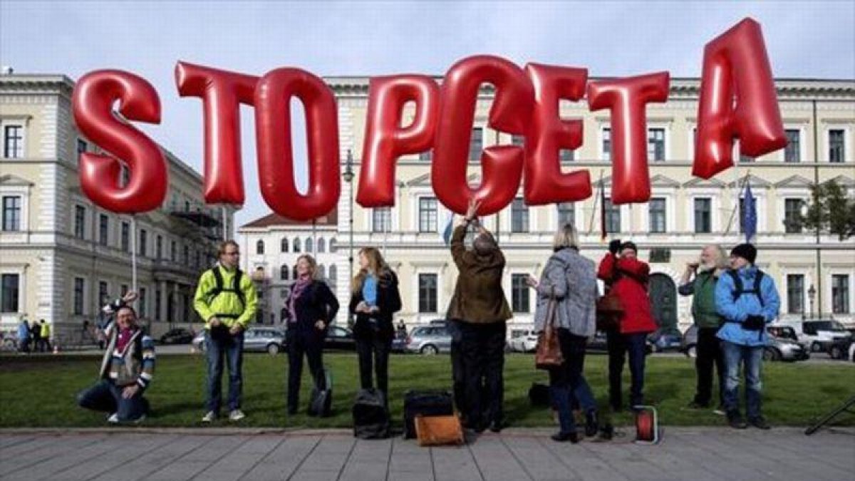 Contrarios al CETA se manifiestan contra el acuerdo.