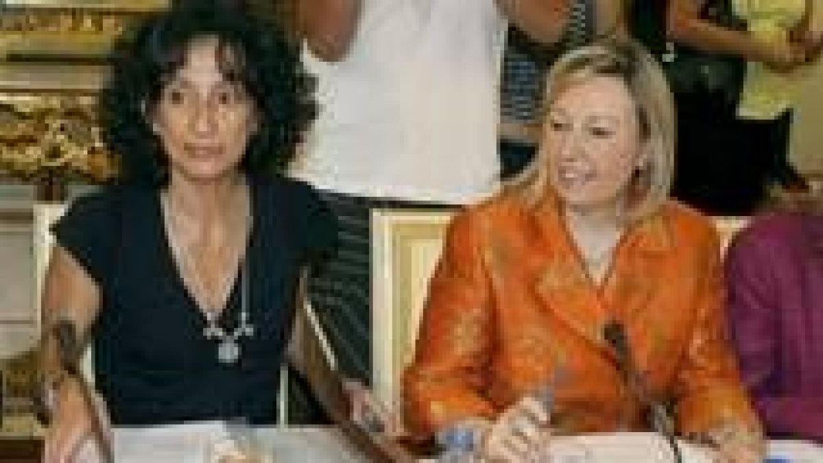 La ministra Cabrera, acompañada por Amparo Valcarce, secretaria de Estado de Política Social