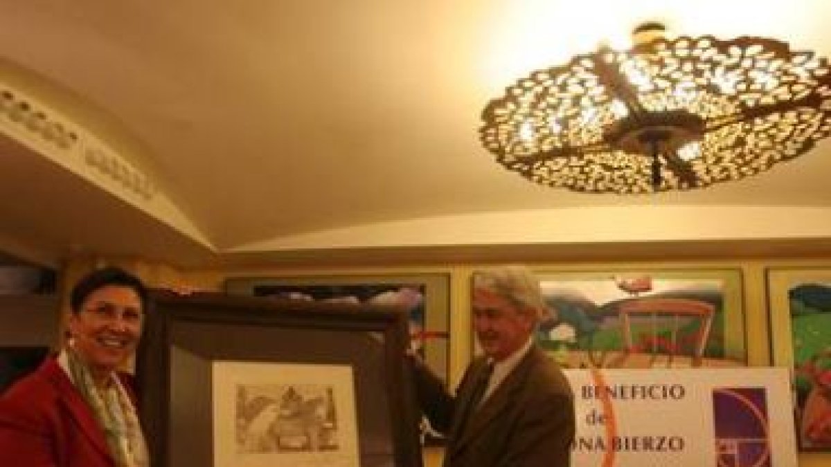 Mar Palacio recogió el premio, un grabado de Juan Carlos Mestre, en nombre del IEB.