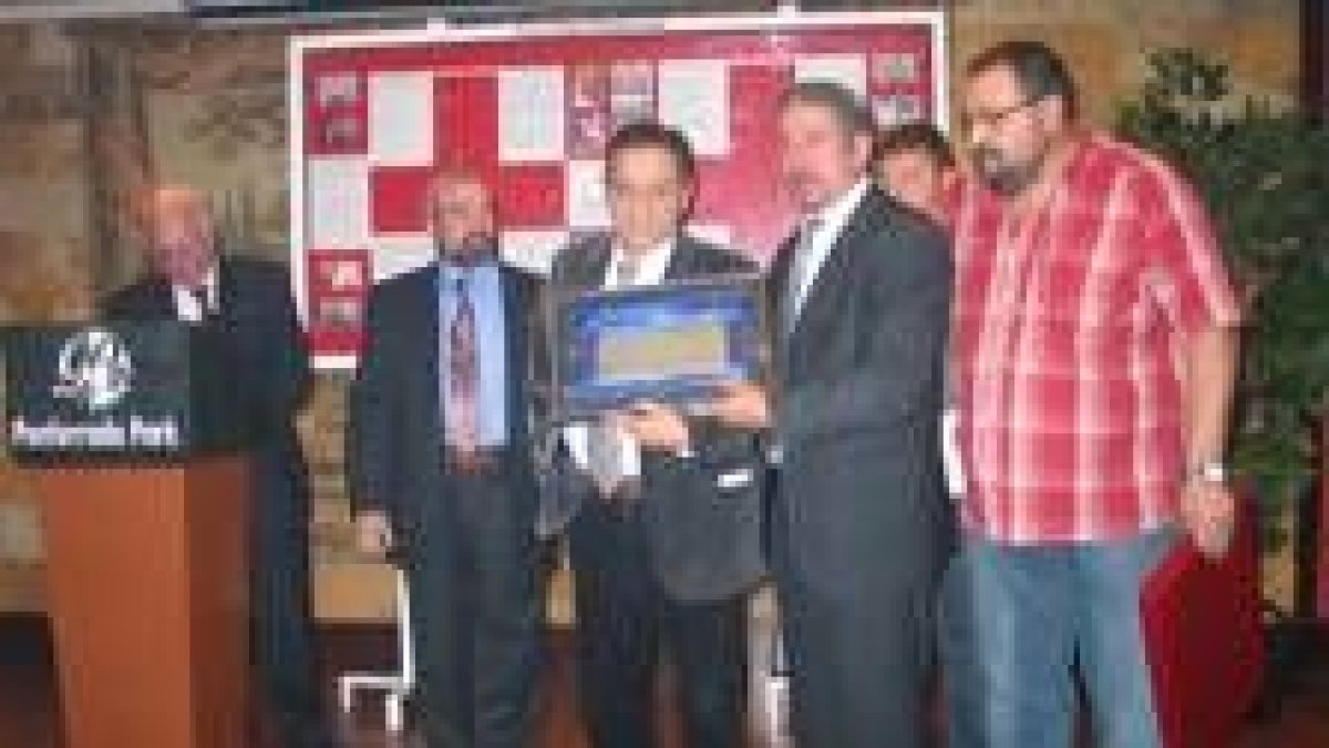 Los voluntarios entregan una placa conmemorativa a José Luis González
