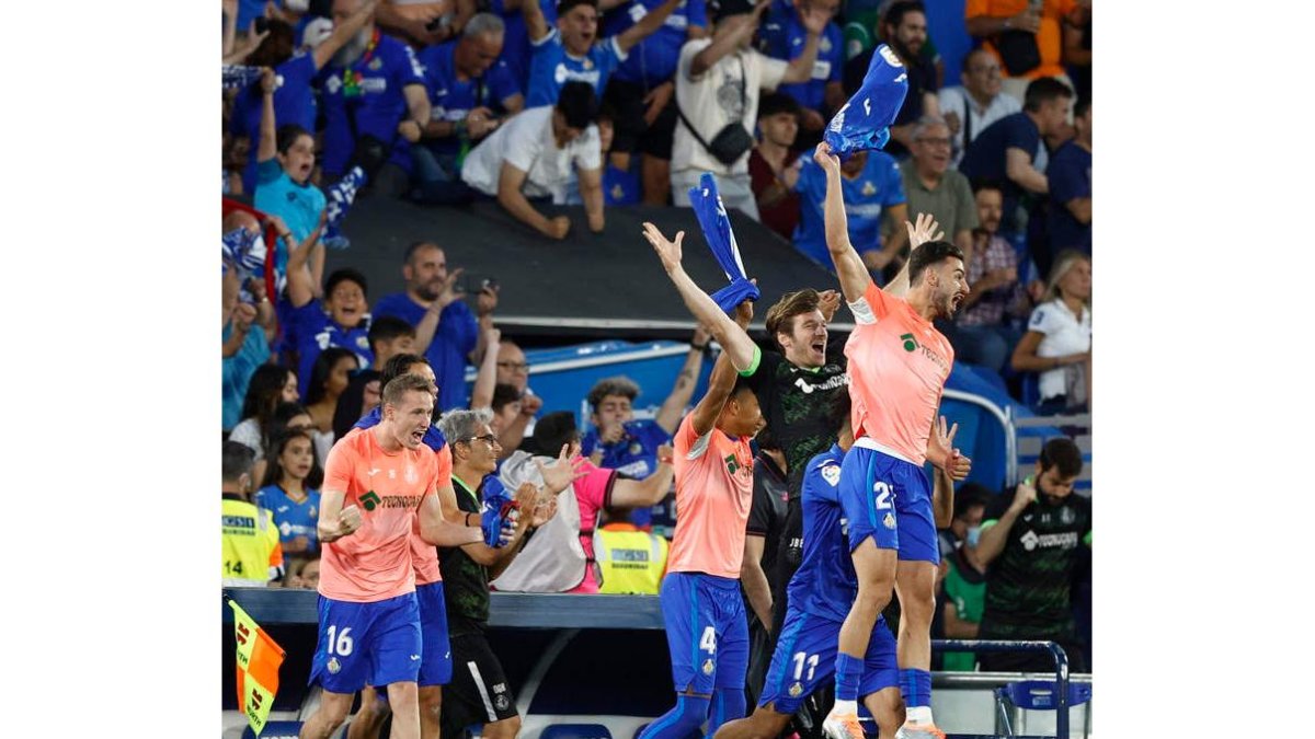 Los jugadores y la afición del Getafe celebran el punto que confirma su permanencia. RODRIGO JIMÉNEZ