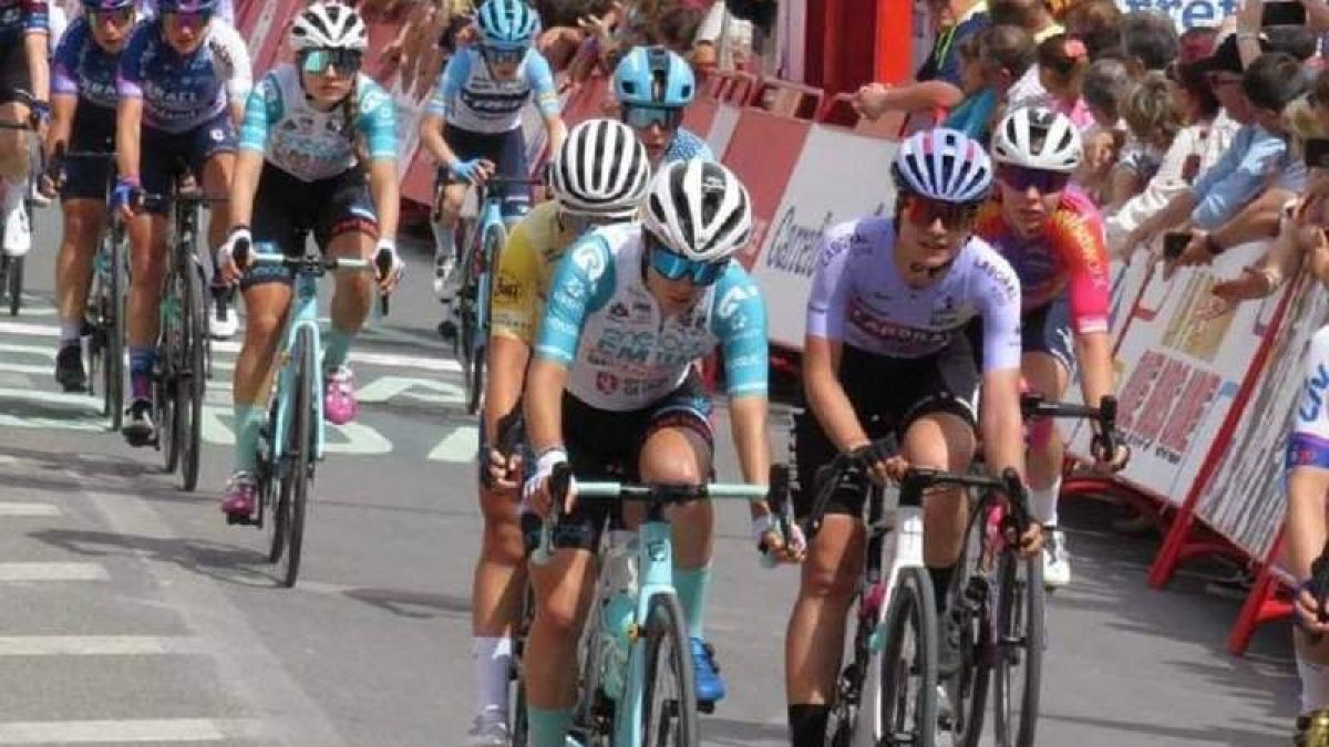 Lucía Ruiz cruza la línea de meta de la tercera etapa con Carolina Vargas detrás. KATERINE RUBIANO