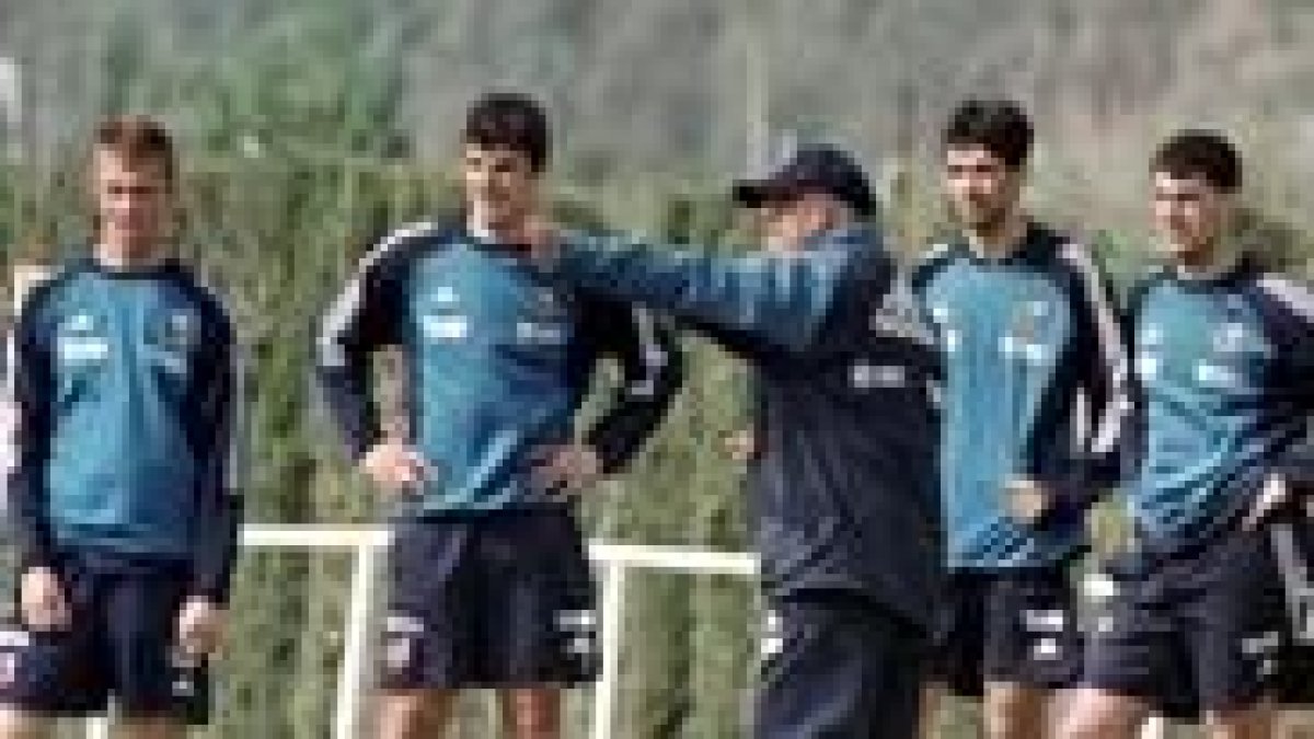 El seleccionador Iñaki Sáez da instrucciones a varios de sus hombres
