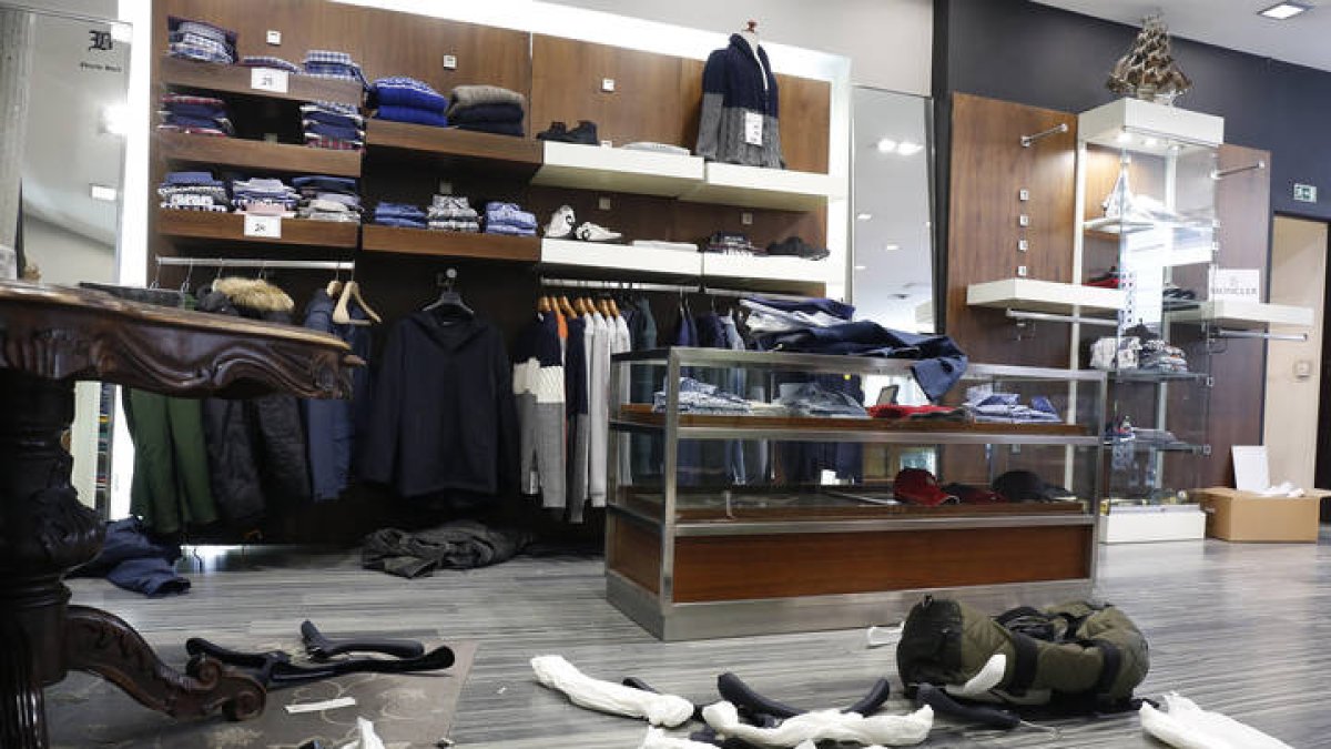 Robo en la tienda de Adam's. F. Otero Perandones.