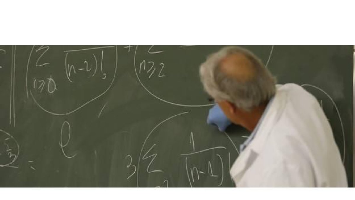 Clase en la facultad de Ingeniería Industrial