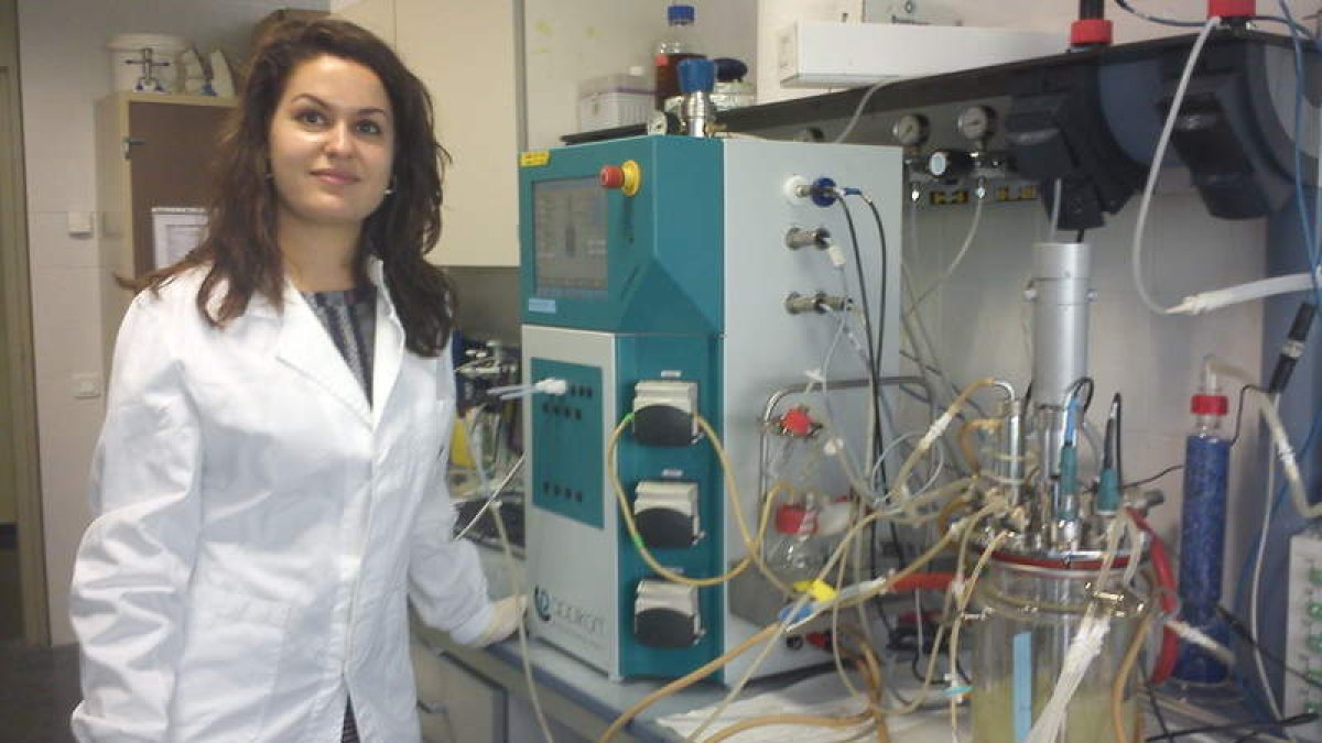 Lorena Fernández con un fermentador.