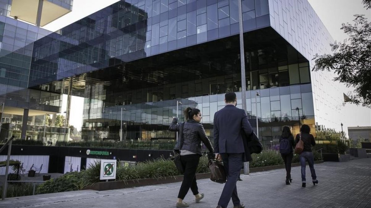 Varios trabajadores entran en la Agencia Tributaria de la Generalitat después de la aplicación del artículo 155.