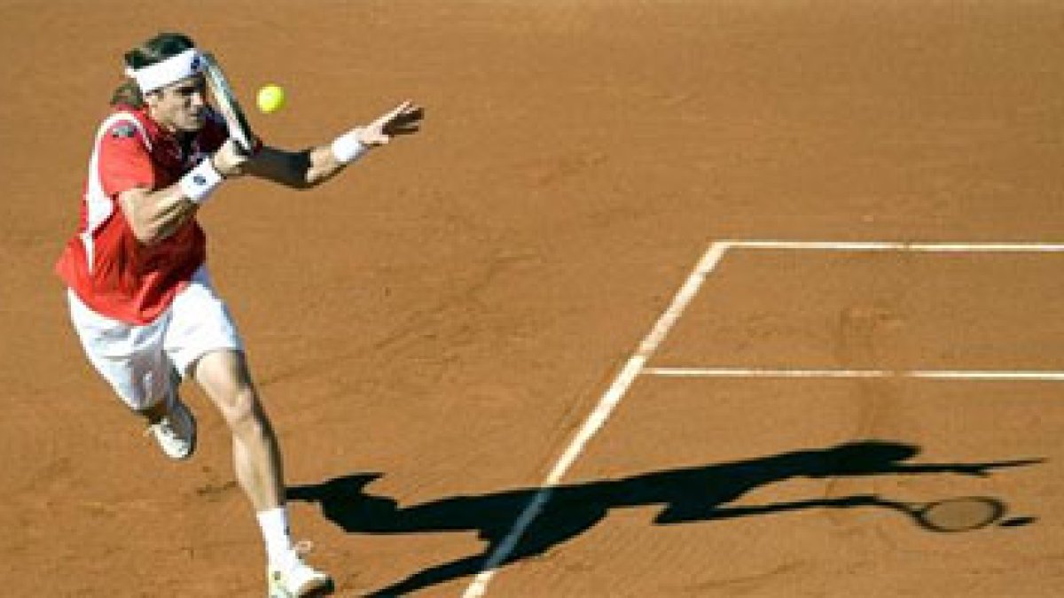 El español David Ferrer devuelve la bola al serbio Novak Djokovic.