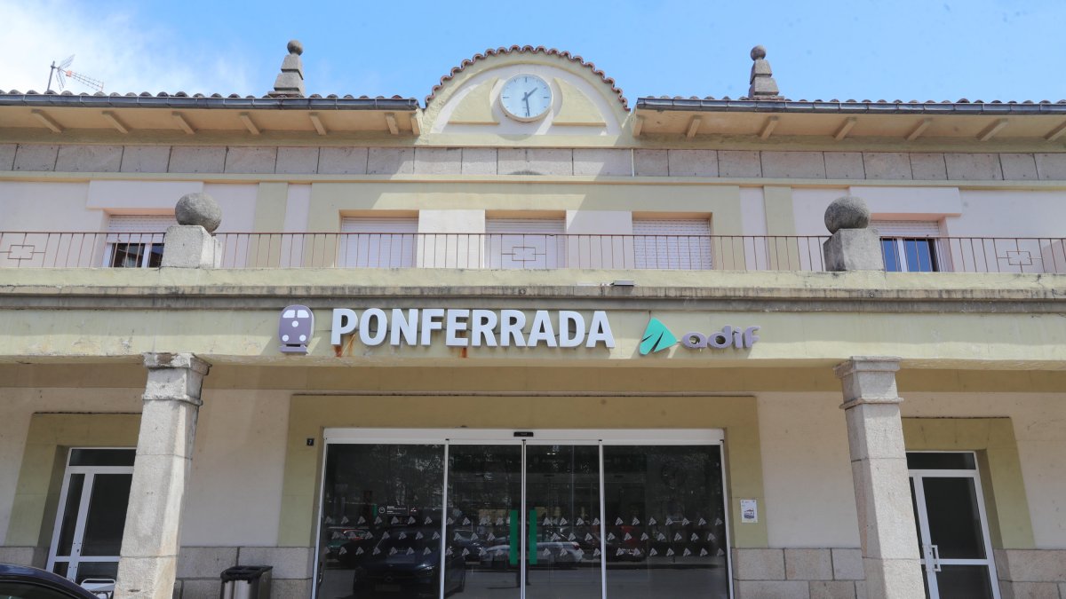 Entrada principal a la estación de tren de Ponferrada. L. DE LA MATA