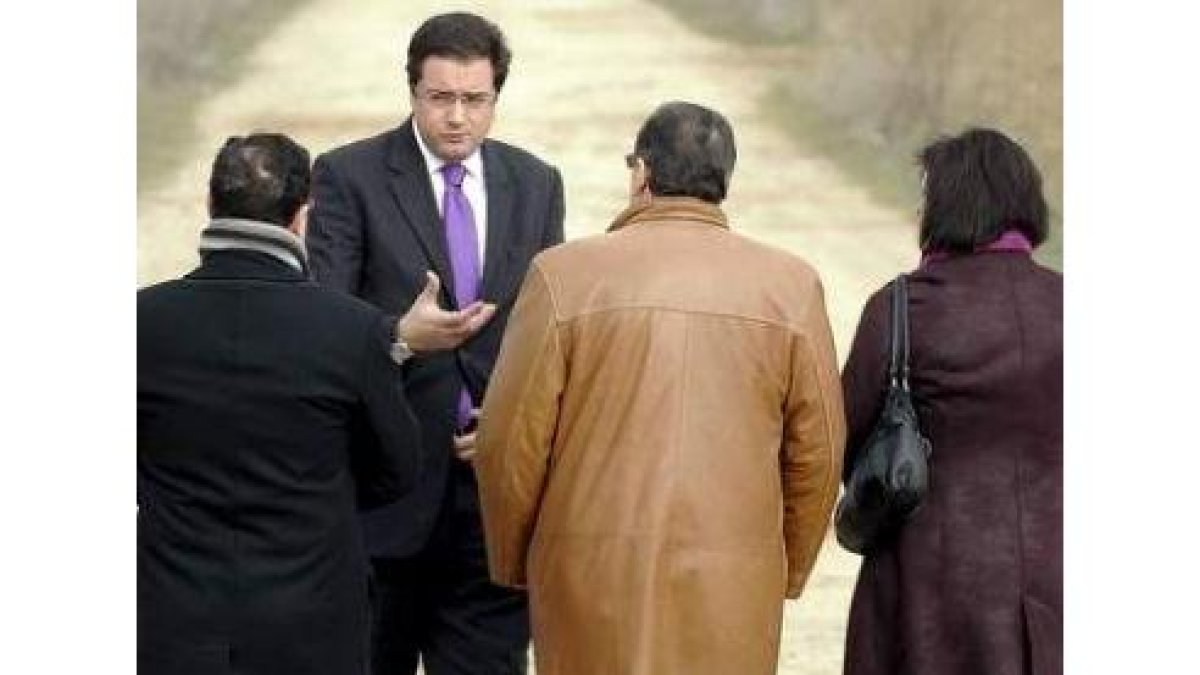 Óscar López, en un momento de su visita a Cigales.