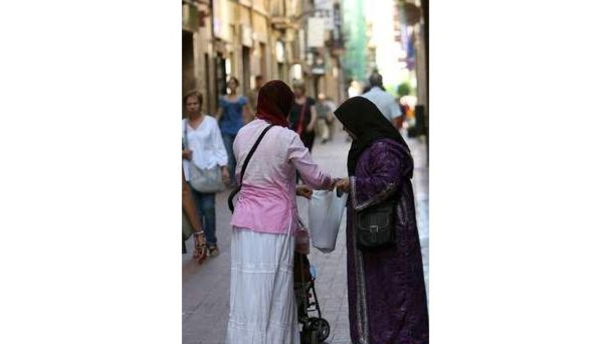 Dos mujeres musulmanas en una calle de Reus.