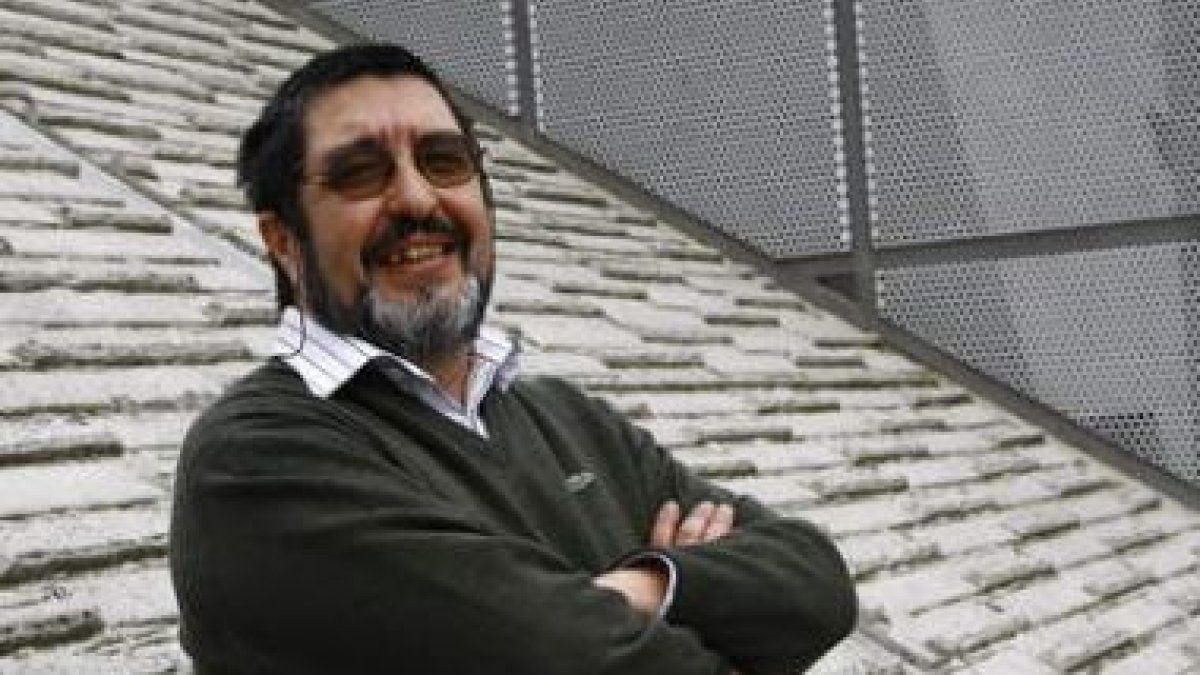 Manuel Mitadiel tiene 52 años, es economista y llegó a la vida política de Villaquilambre en los och