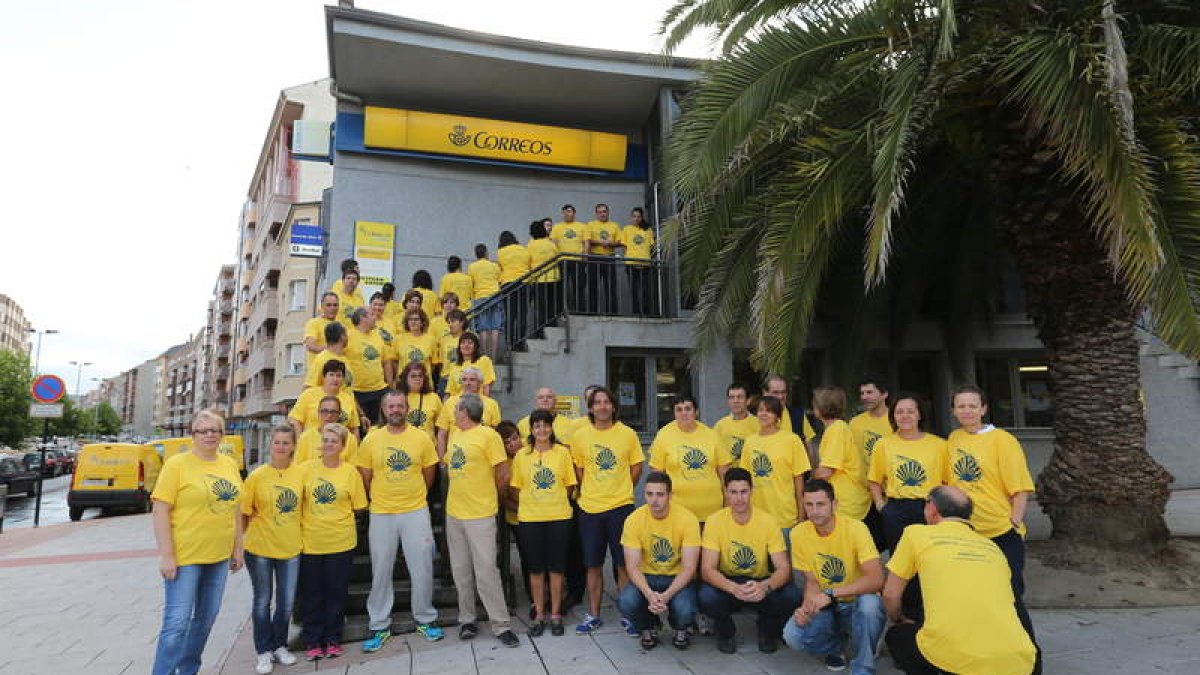 Foto de familia de los carteros de Ponferrada.