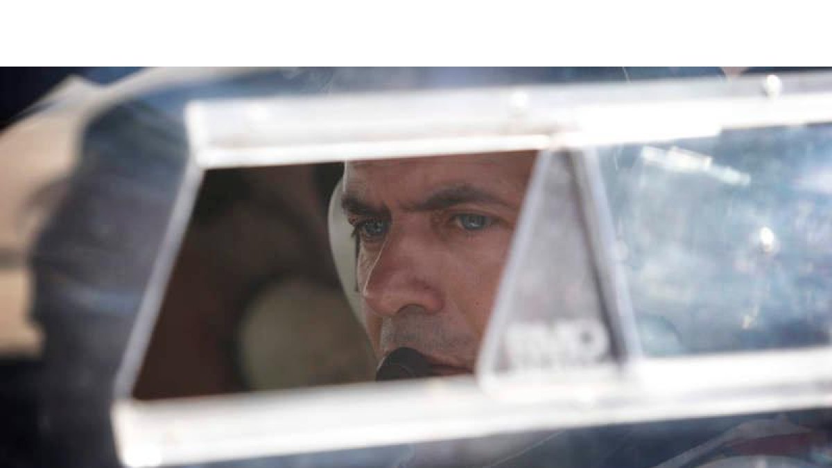 El piloto gallego con gesto concentrado en su coche.