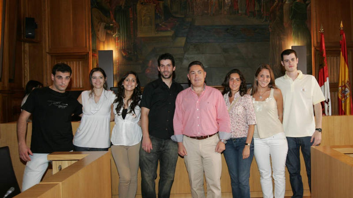 El vicepresidente de la institución, con los jóvenes del programa ‘Raíces’.