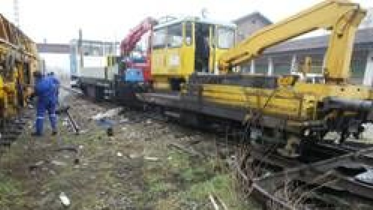 Varios hombres trabajan en uno de los talleres de Renfe de la capital leonesa