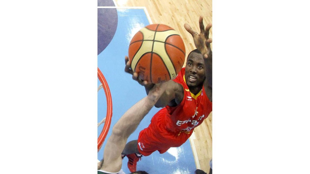 Ibaka evita con uno de sus tapones la canasta de Portugal.