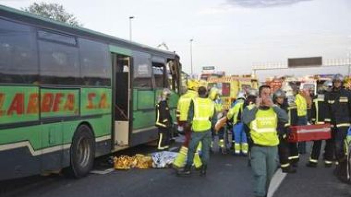 Bomberos y sanitarios atienden a las víctimas.