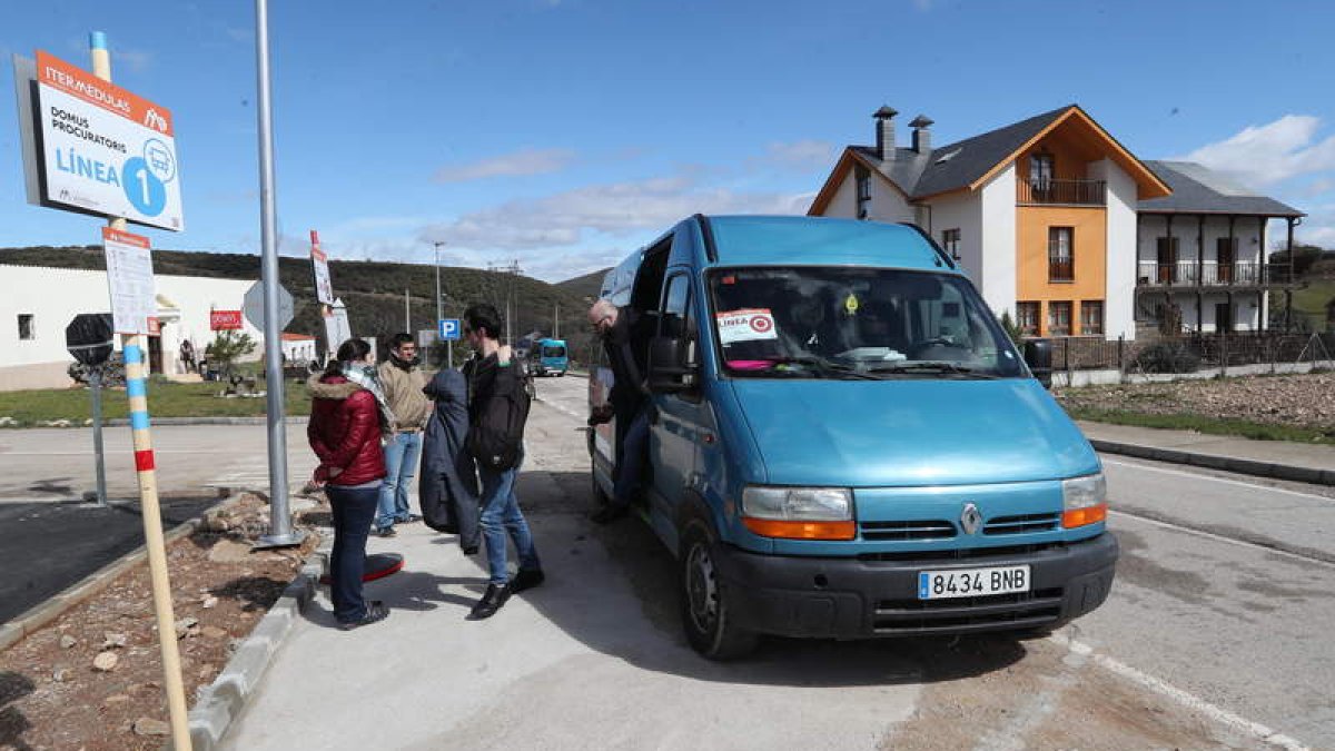 Usuarios del plan de movilidad, en uno de los microbuses con destino a Las Médulas y Orellán, ayer junto a la Domus. ANA F. BARREDO