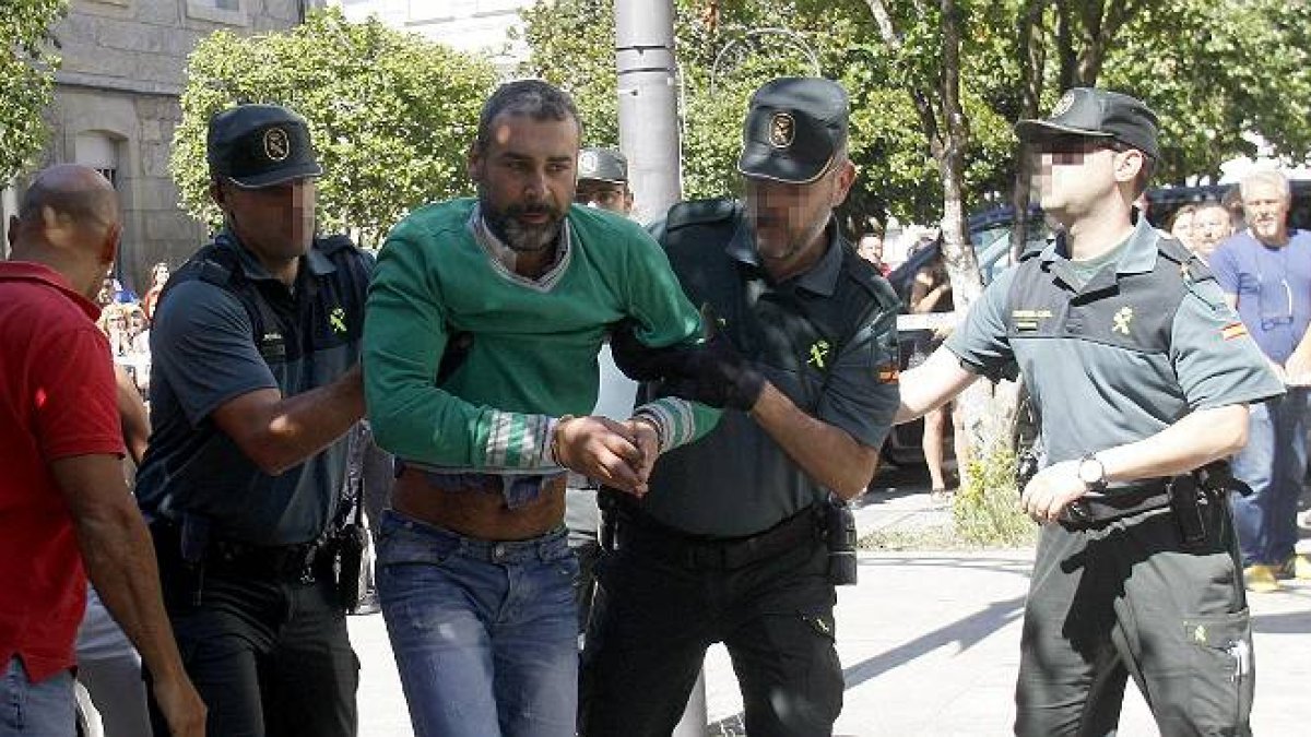 El hombre que acabó con la vida de sus dos hijas menores de edad en Moraña ha sido trasladado por la Guardia Civil hasta los juzgados de Caldas de Reis, también en Pontevedra, donde pasará a disposición del juez.